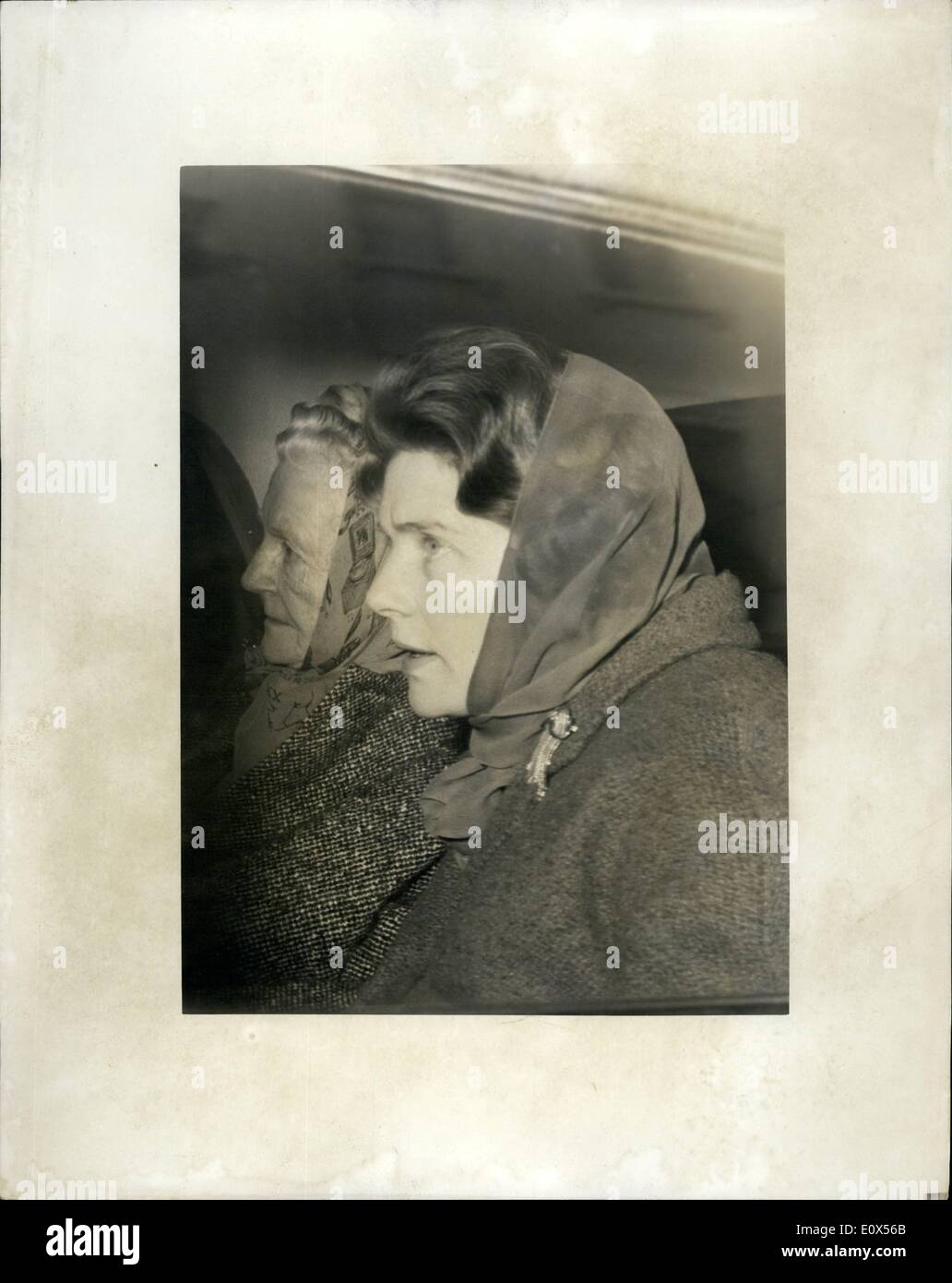 6. Juni 1965 - Lady Churchill und ihre Tochter Mary, Mrs Christopher Soames unter einer kurzen Autofahrt. Zwar ist Sir Winston Ausrutschen in einen tiefen Schlaf. Stockfoto