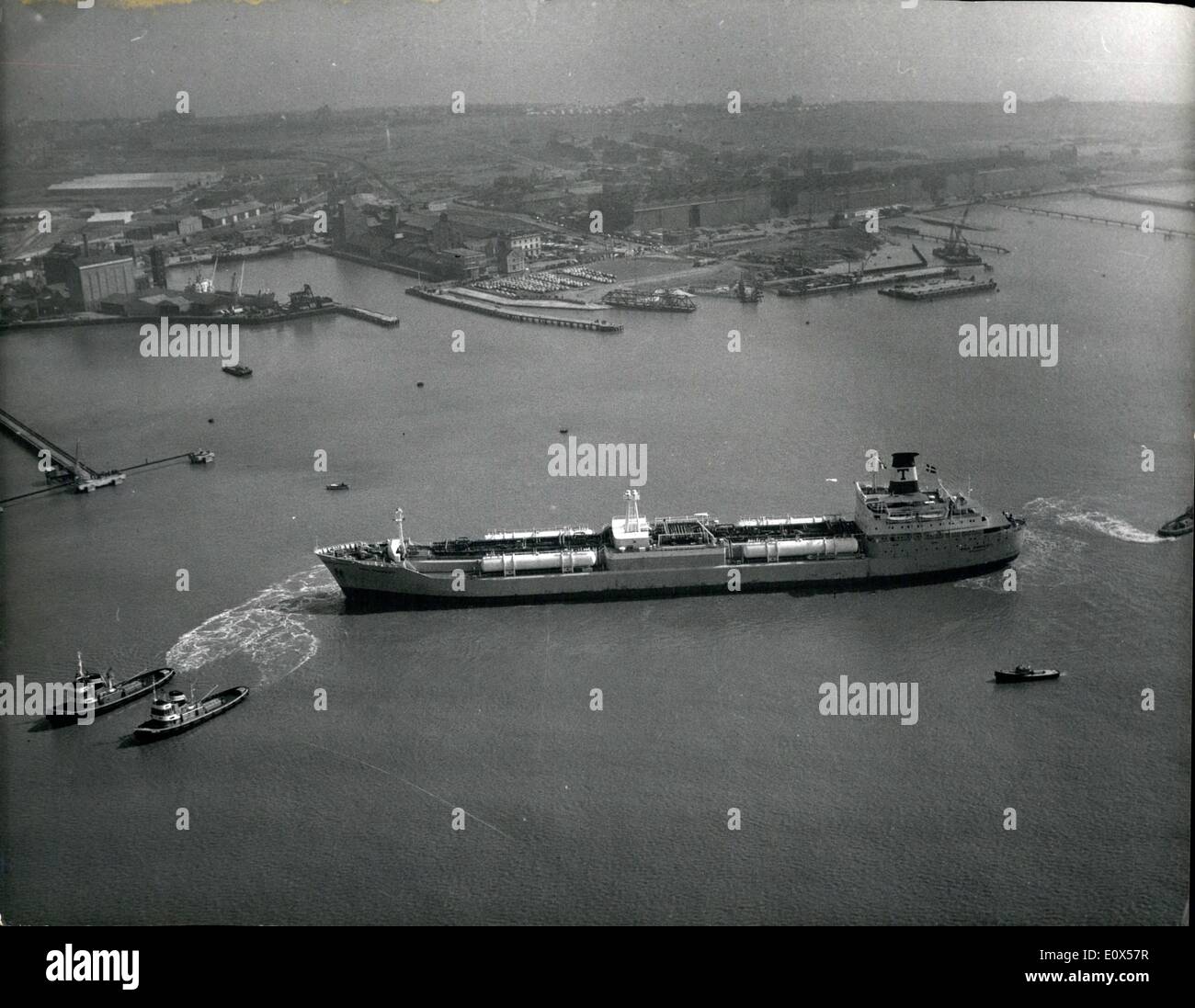 4. April 1965 - Propan Tanker Form Texas dockt an CurtissBoote.: der weltweit zweitgrößte flüssiges Propan-Tanker - 22.000 Tonnen Paul Endacot angedockt an Felixstowe - gestern - das größte Schiff überhaupt um eine East Anglian Hafen besuchen. Ihre Fracht von 11.000 Tonnen flüssiges Propan startete einen 15-Jahres-Vertrag bis 40.000 Tonnen pro Jahr zu den östlichen Gas Bord liefern Stockfoto