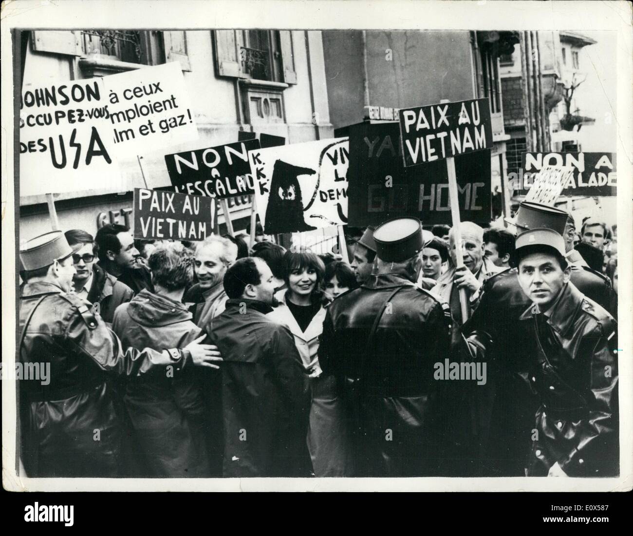 4. April 1965 - Demonstration über Vietnam In Luzern. Demonstrationen gegen den Krieg in Vietnam - fanden vor kurzem 12 Eucerne zu platzieren. Schweiz- und die Polizei musste die Demonstranten zu zerstreuen. Stockfoto