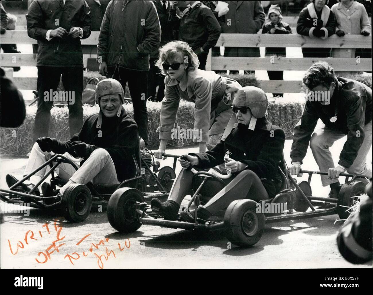 4. April 1965 - geht die Mühlen Familie Go-Kartin... Ein Push Off von Hayley und Jonathan. Die berühmten Mühlen-Familie war sein Kart gestern gesehen, wenn sie die Nächstenliebe Partei angeordnet durch das Show-Business Car Club - Beaulieu Abbey besucht... Junge Hayley Mills -, einer der am meisten '' wertvollen Eigenschaften '' in der Filmindustrie wurde im Mittelpunkt des Interesses, wie sie rund um die Strecke gefahren. Keystone-Fotoshows: John Mills und Frau Mills aussteigen einen Schub von ihren Kindern Hayley und Jonathan während der Go Kart-Expedition gestern. Stockfoto