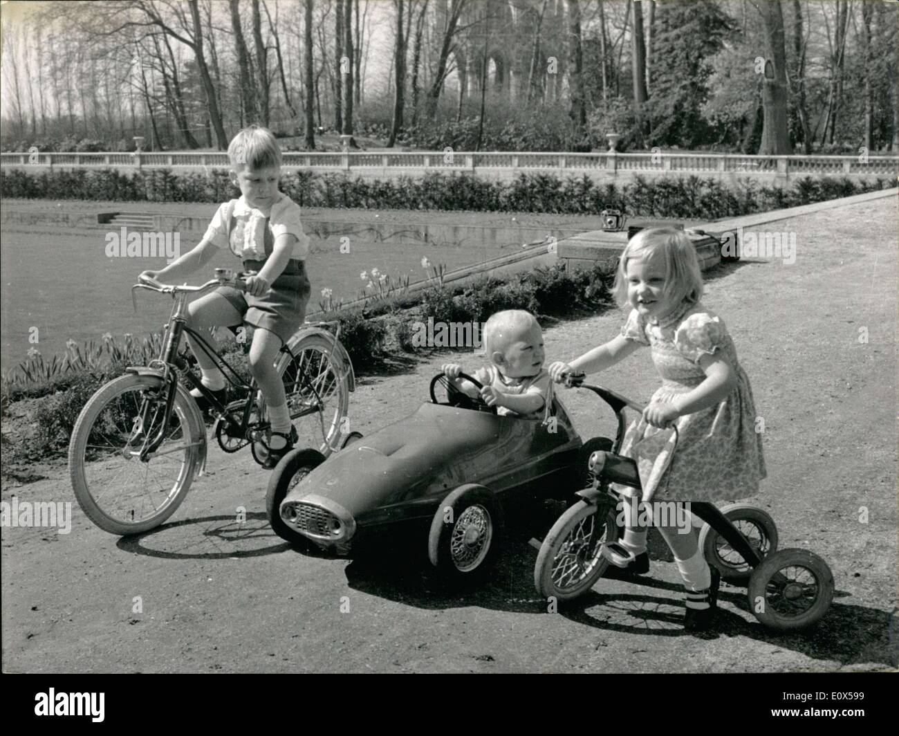9. April 1965 - Prinz Laurent 1 1/2 Jahre Prinzessin Astrid 3 Jahre Stockfoto