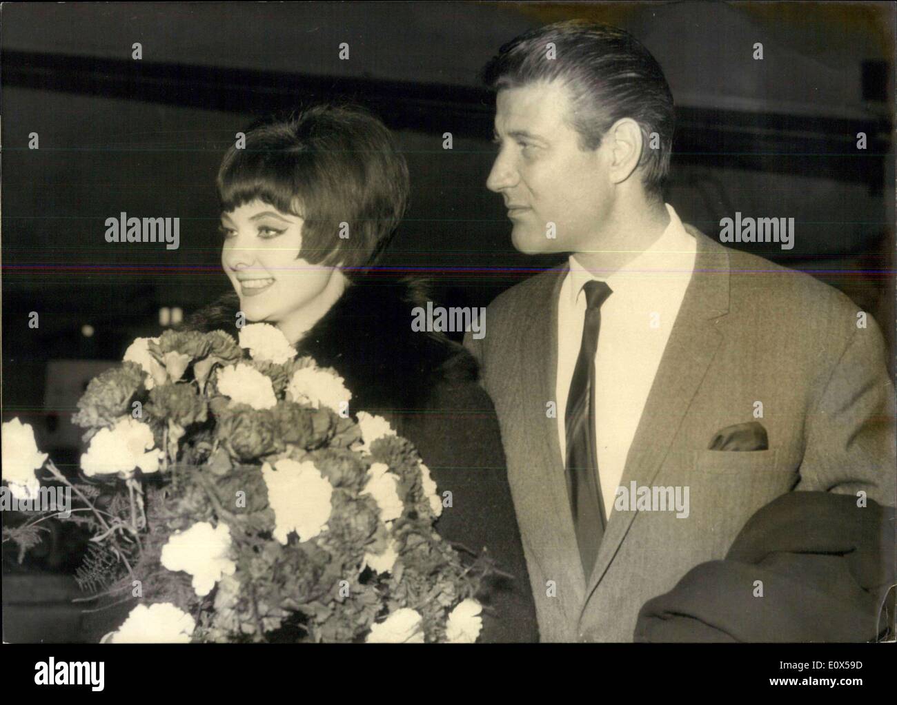 10. April 1965 - mit einem "neuen Look"... Mandy Rice-Davis kam in Hamburg (9,4). Die London Spiele-Girl wollen in einem Nachtclub auf der '' Reeperbahn'' singen. Sie erhalten für drei Nächte 4000 DM.-. Foto zeigt Mandy mit ihrem Verlobten Baron Peter Cervello. Stockfoto