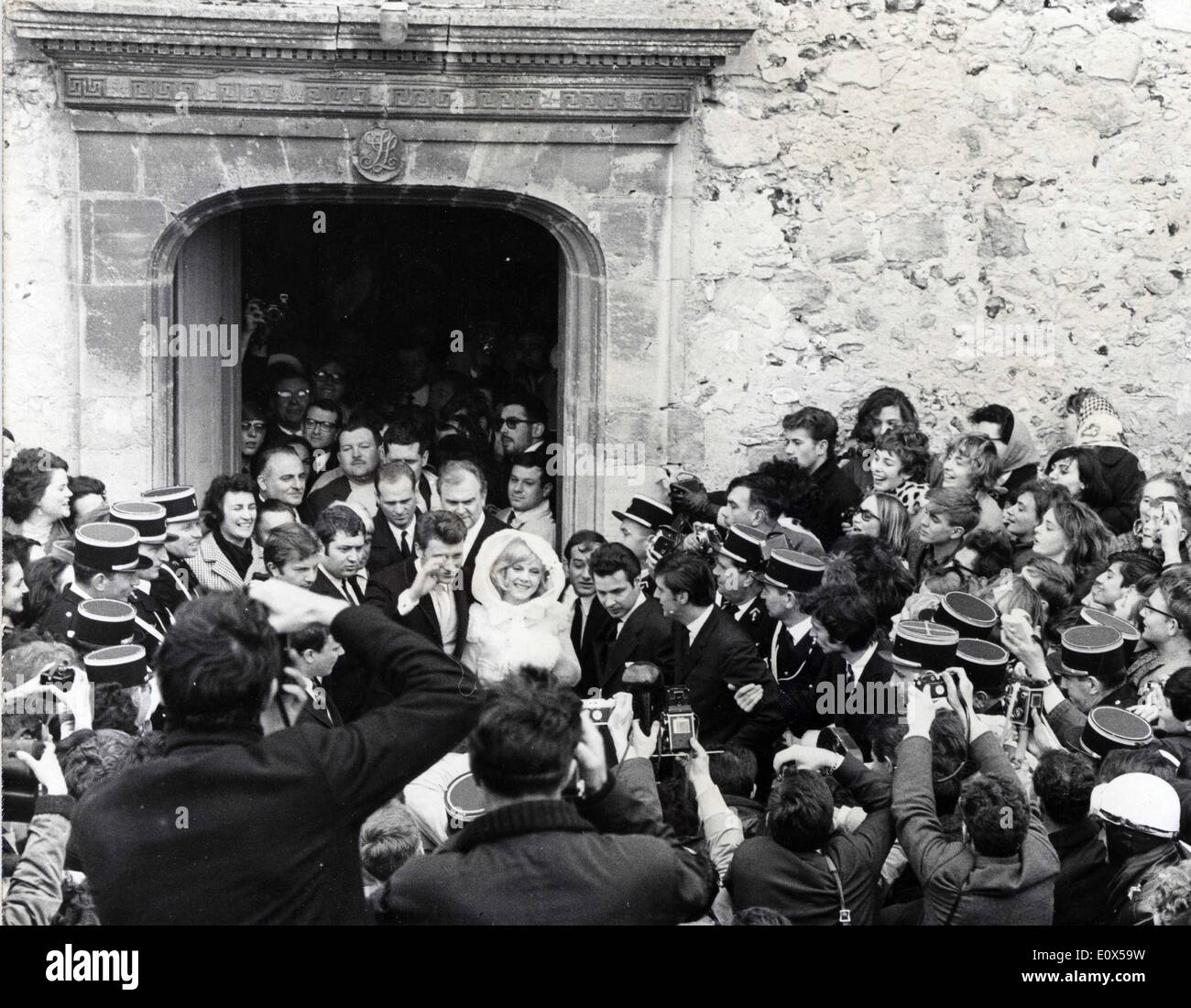 12. April 1965 - Loconville, Frankreich - Brautpaar JOHNNY HALLYDAY und SYLVIE VARTAN verlassen die Kirche, die, der Sie in verheiratet waren, während eine massive Menge Uhren. Stockfoto