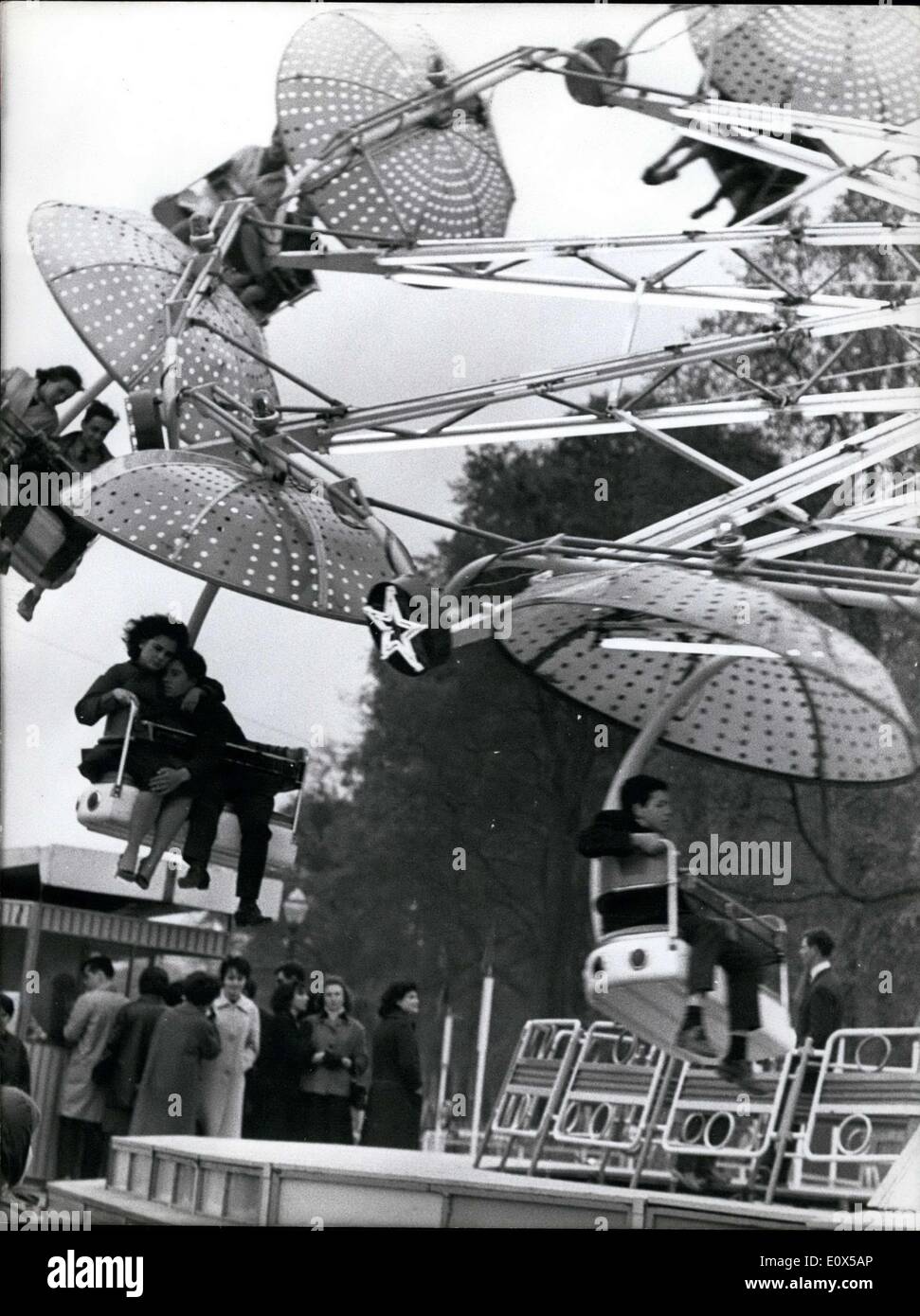 19. April 1965 - zog zu den zahlreichen Attraktionen an der Foire du Trone (einer Messe), dieses Riesenrad eine Menge von Kindern und jungen Liebhaber genießen Sie ihre Osterferien. Stockfoto