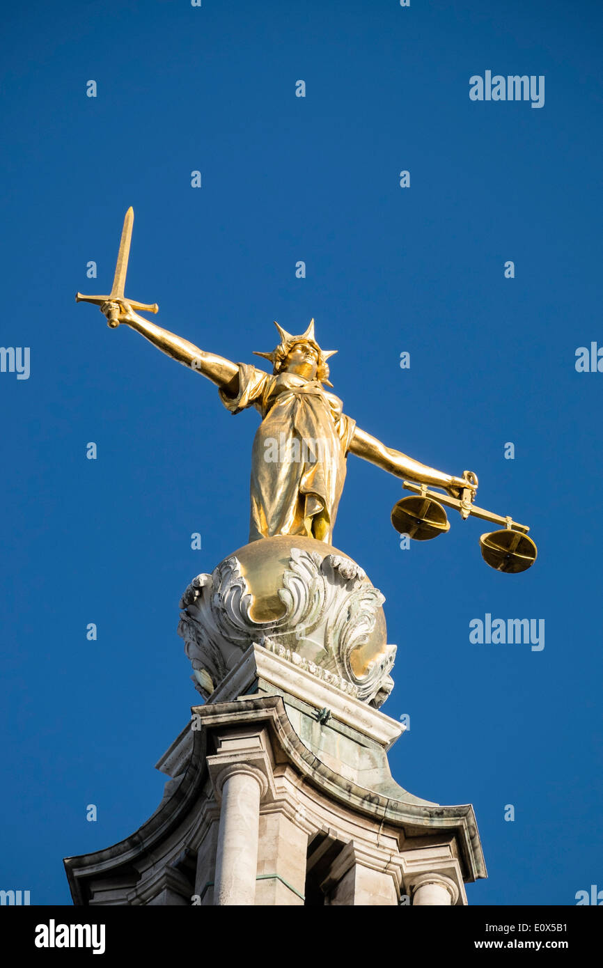 Statue der Justitia auf den zentralen Strafgerichten Old Bailey in London Vereinigtes Königreich Stockfoto