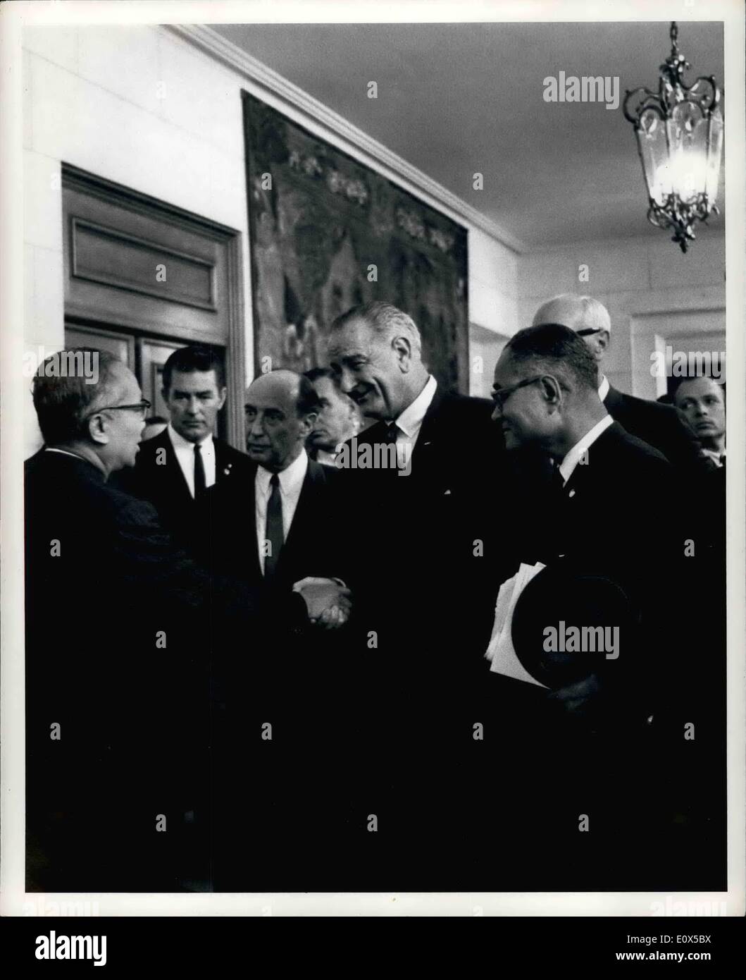 6. Juni 1965 - 20. Jahrestag der Unterzeichnung UNO Charter gedacht in San Francisco: The City of San Francisco, diente als Gastgeber bei den Vereinten Nationen zum Zeitpunkt seiner Geburt, vor 20 Jahren, wieder Gastgeber für die Vertreter der Mitgliedsstaaten, die in der Stadt zum Gedenken an den 20. Jahrestag der Unterzeichnung der Charta der Vereinten Nationen sowie der internationalen Zusammenarbeit Jahr montiert. Festschrift Treffen fanden statt am 25-26 Juni im Opernhaus wo wurde die Charta am 25. April 1945 verabschiedet. Präsident Lyndon B Stockfoto