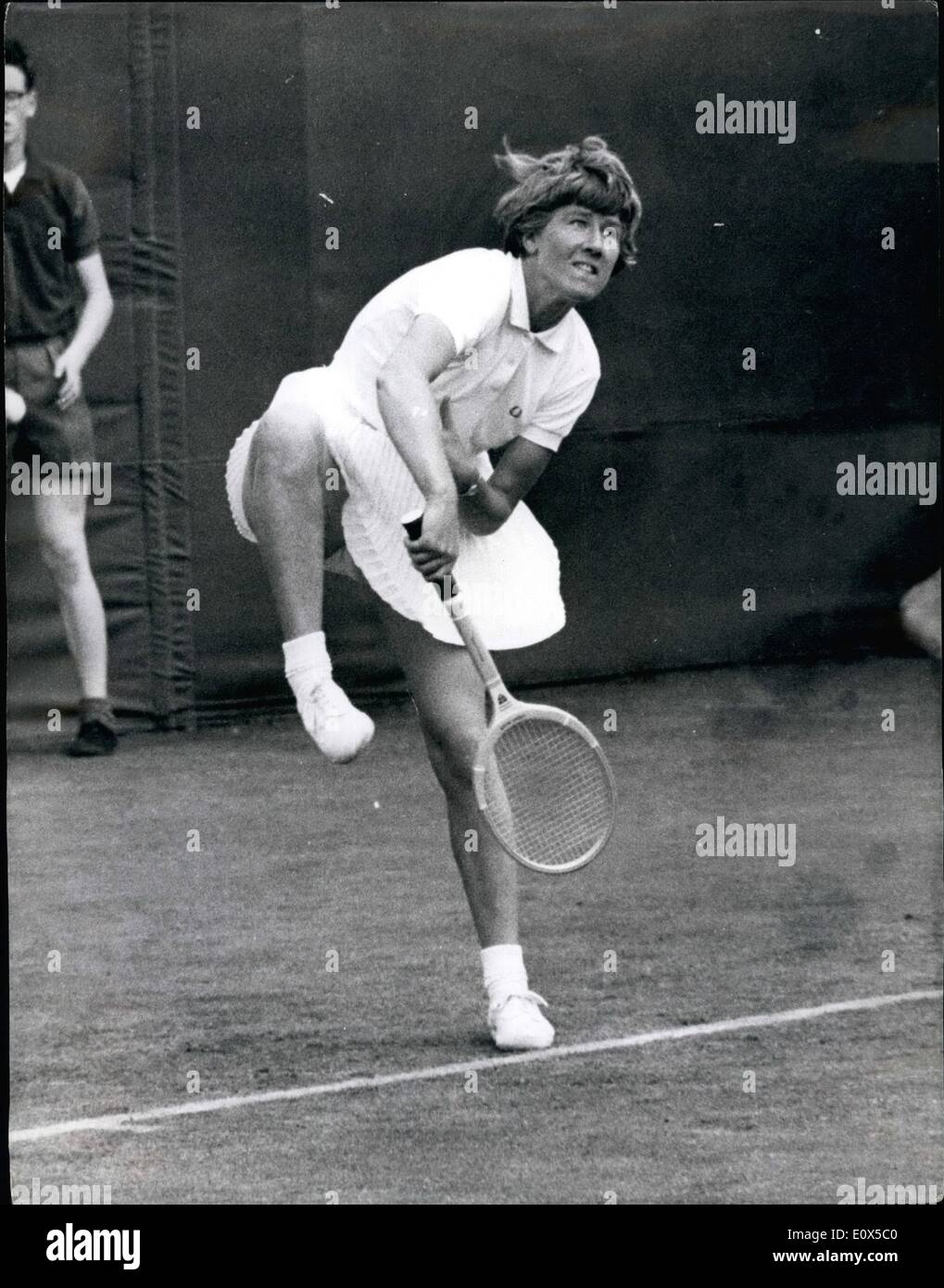 6. Juni 1965 - Wimbledon Tennis Champion Schiffe (3. Tag) Miss Starkie (Wat), im Vergleich zu Miss Toyne (Australien) Foto zeigt Miss D.E.Starkie von Großbritannien, fällt einem in der Regel darstellen, da sie in ihrem Spiel gegen Miss F.M. Toyne, Australiens dient. Miss Starkie gewann das Spiel 4-6, 6-4, 6-2. Stockfoto