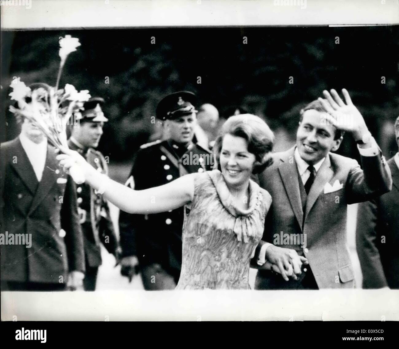 6. Juni 1965 - Kronprinzessin Beatrix und ihrem Verlobten treffen die Presse: Foto zeigt Prinzessin Beatrix und ihr Verlobter Claus Von Amsberg, die ihr Engagement heute Wave gut angekündigt Gratulanten wie sie auf dem Gelände des Königspalastes heute Nachmittag Fuß. Stockfoto