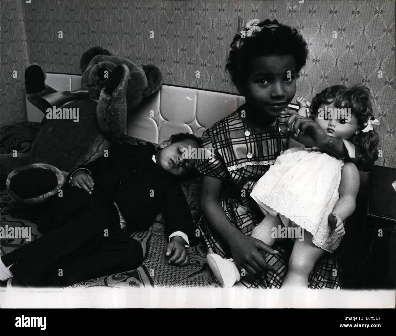 6. Juni 1965 - The Bunker Kinder nach Hause zurückkehren: Juliana und David Adebona, zwei der drei Kinder in einem Mülleimer Bunker gefunden Stockfoto