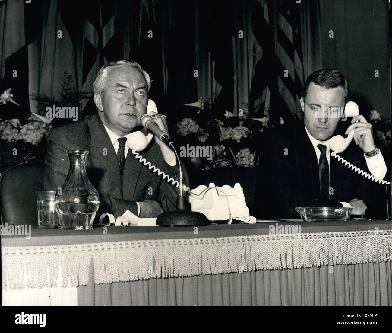 6. Juni 1965 - Telefonservice in USA über '' Early Bird'' weihte vom Premierminister: heutige, weihte durch ein Gespräch zwischen Präsident Johnson in Washington und dem Ministerpräsidenten in London, EARLY-BIRD zum Einsatz, kam da die Welten zuerst für den öffentlichen Dienst SAT-Telefon. Das Foto zeigt Ministerpräsident Herr Harold Wilson gesehen während der Anauguration Zeremonie der Early-Bird-Telefon-Service, auch in Bild Mr Wedgewood Benn der Postmaster General zu sehen. Stockfoto