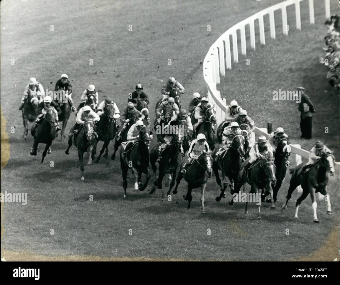 6. Juni 1965 - Französisch gewinnen im Derby: die französische Lieblings Sea Bird II gewann gestern das Derby in Epsom durch zwei Längen mit Wiese Gericht (L. Piggott) 2., und ich sage (R Poincelet), 3.. Foto zeigt die Szene, wie das Feld Tattenham Corner während das Derby gestern Runden. Stockfoto
