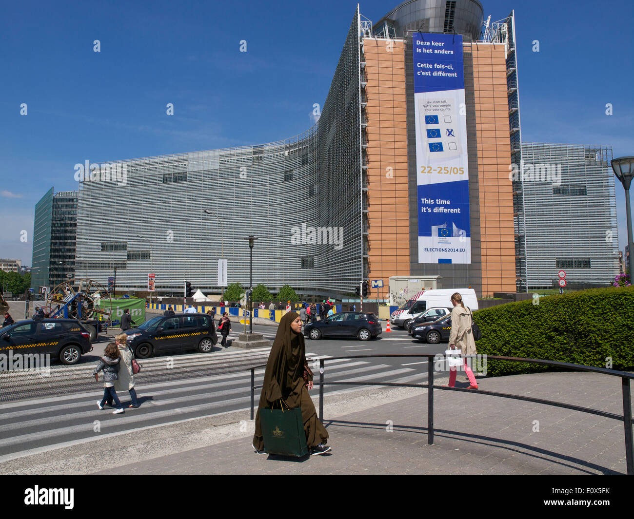 Europäische Kommission Berlaymont-Gebäude in Brüssel, Belgien mit vollständig überdachte Muslimin vorbei Stockfoto