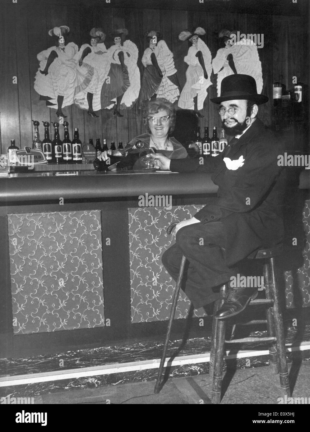 Joe Smith verkleidet als Toulouse-Lautrec im Moulin Rouge Pub Stockfoto