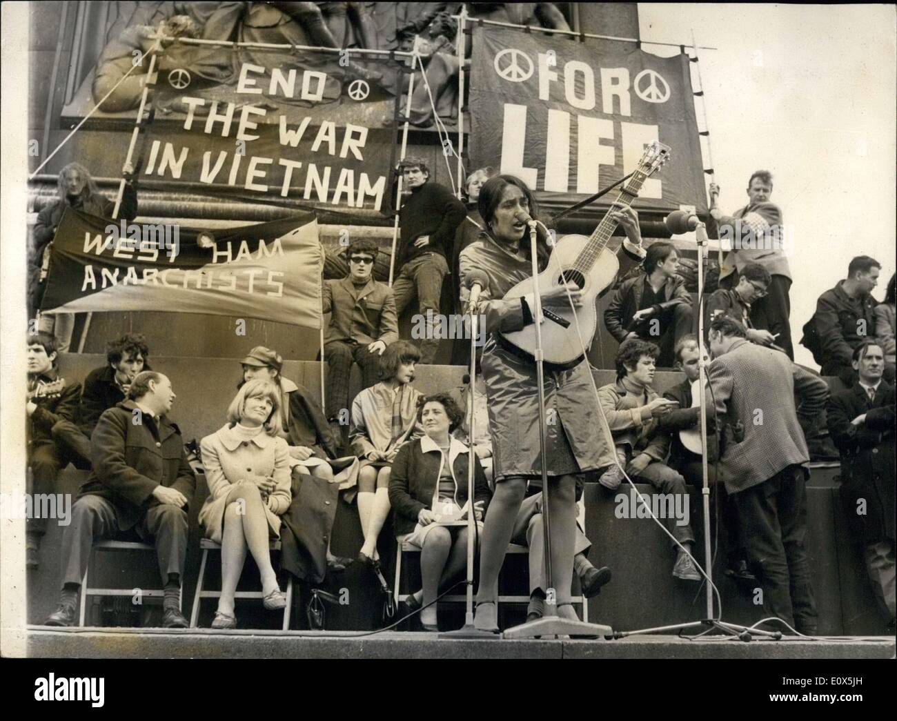 5. Mai 1965 - Frieden IN VIETNAM treffen IN TRAFALGAR SQUARE: The American Folk-Sänger und Freiheit Marcher Joan Baez, Blei im März zum Stopp des Krieges in Vietnam. Der Marsch wird gemeinsam von der Kampagne für nukleare Abrüstung und Ausschuß von 100 organisiert. Sie marschierten von Marble Arch, Tragafalgar Sq, die Rallye zu halten, danach gehen sie zu Downing St der Premierminister Mr. Wilson eine Botschaft überbringen. Foto zeigt Joan Baez die amerikanische Folk-Sängerin spielen heute Nachmittag auf der Großkundgebung in Trafalgar Sq. Donovan ist auf der rechten Seite von Joan Baez. Stockfoto