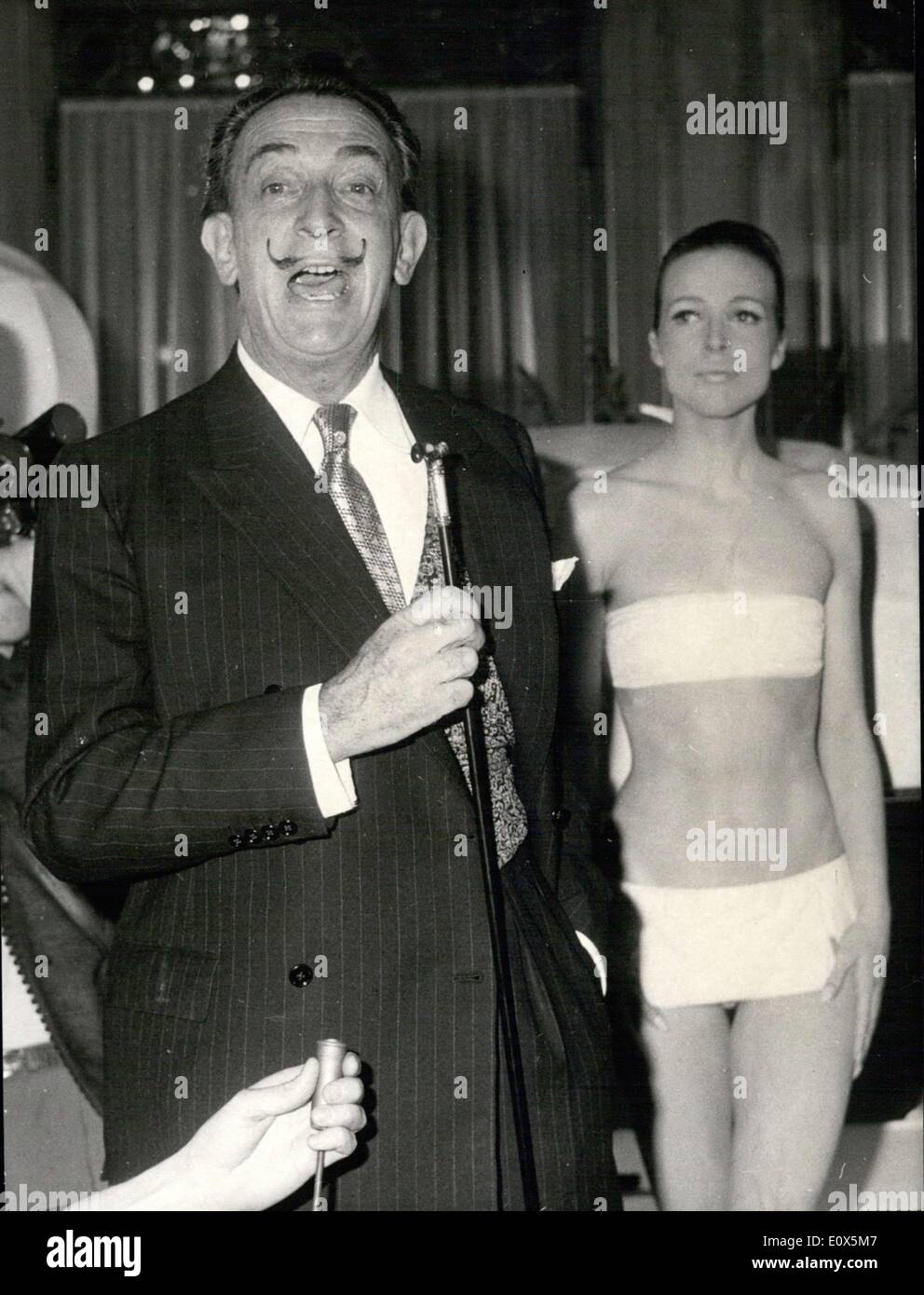 5. Mai 1965 - Salvador Dali mit einem '' Dali'' Erhebungsmodell Stockfoto