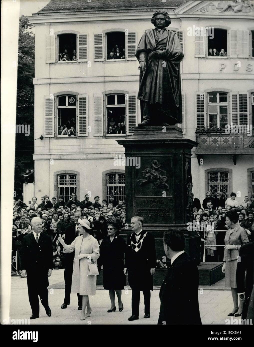 5. Mai 1965 - legt Königin Blumen an Beethoven Statue.  Telefon zeigt:-HM The Queen plaudert, Präsident Luebke, nach Stockfoto