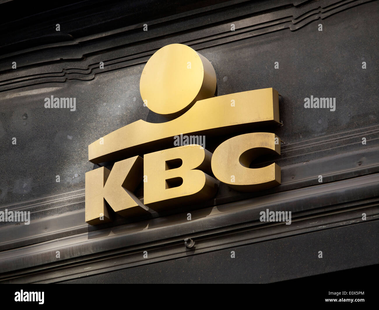 Gold KBC Bank Logo auf Fassade in Brüssel, Belgien Stockfoto