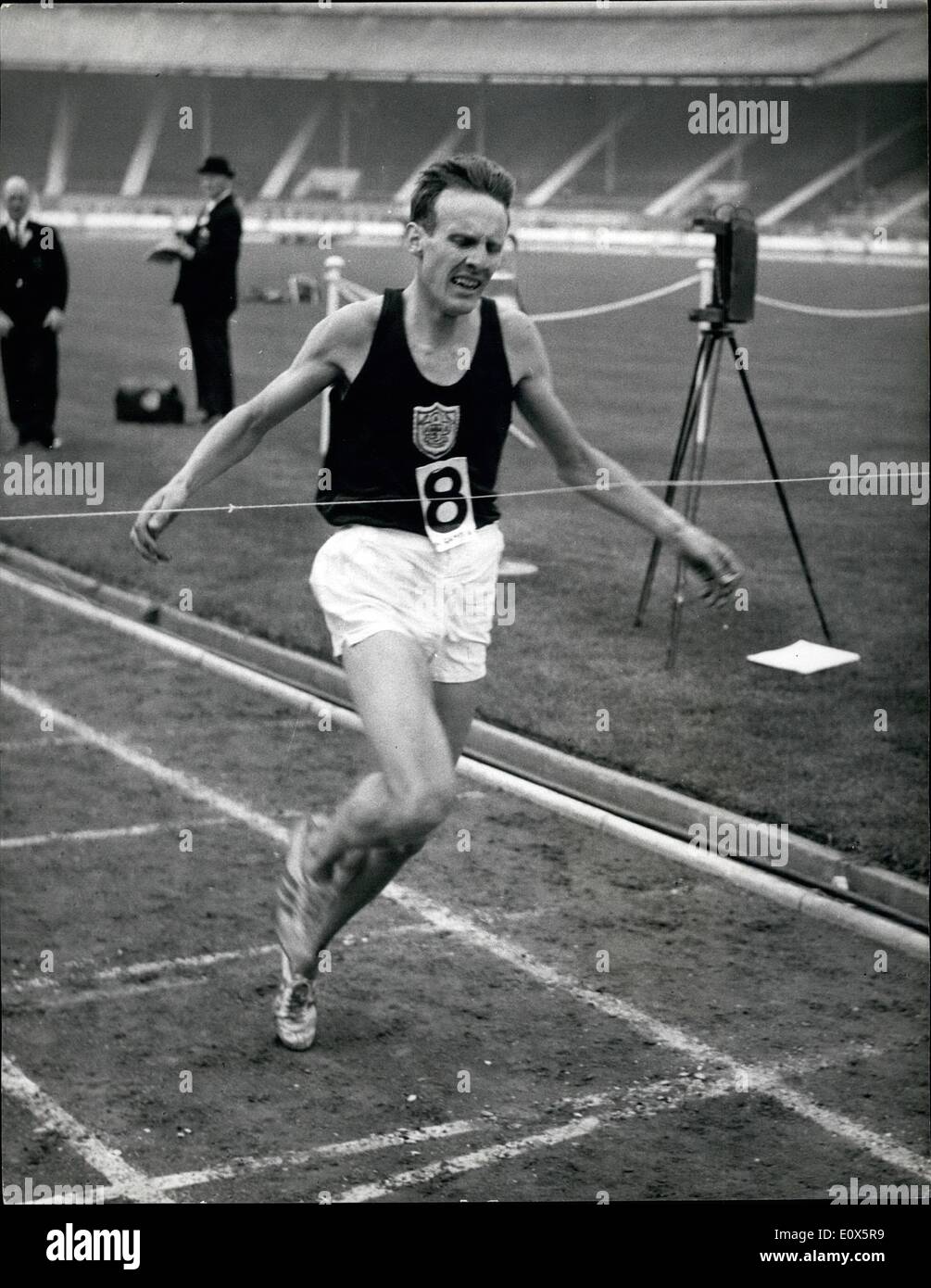 6. Juni 1965 - britische Spiele in der weißen Stadt. Foto zeigt Bruce Tulloh gewinnt die Veranstaltung drei Meile während der britischen Spiele in der weißen Stadt heute. Stockfoto