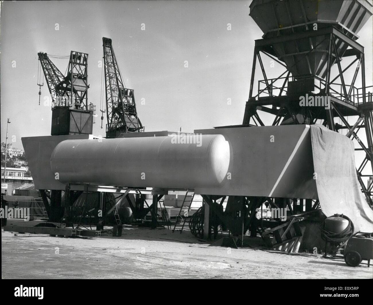 6. Juni 1965 - Urlaub von 140 Meter Tiefe im Wasser: Ein großes, Kugel, das neue Haus unter dem Meer von berühmten Commandant Cousteau, sechs Männer werden von 140 Metern auf dem Meeresboden, in der Nähe der Levant Insel im Mittelmeer leben. Das Foto zeigt die große Kugel von Kommandant Cousteau, bereit, das Wasser zu nehmen. Stockfoto