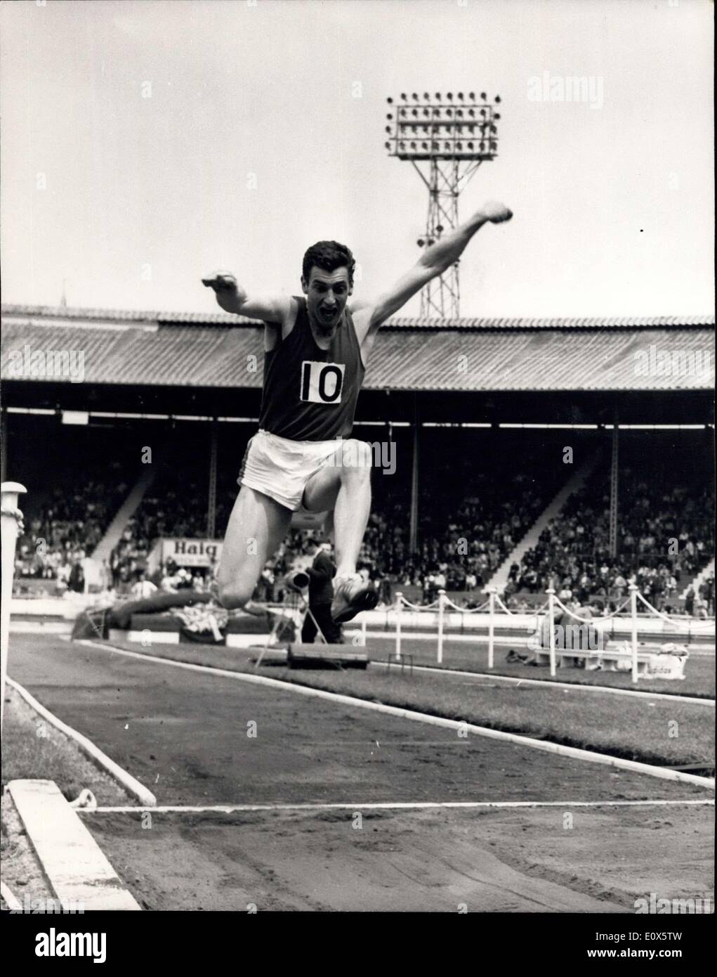 7. Juni 1965 - die britischen Spiele in der weißen Stadt. Foto zeigt F. Alsop (Essex) in Aktion, als er einen Sprung von 50 ft. 10 3/4 Zoll im Dreisprung Ereignis macht. Stockfoto
