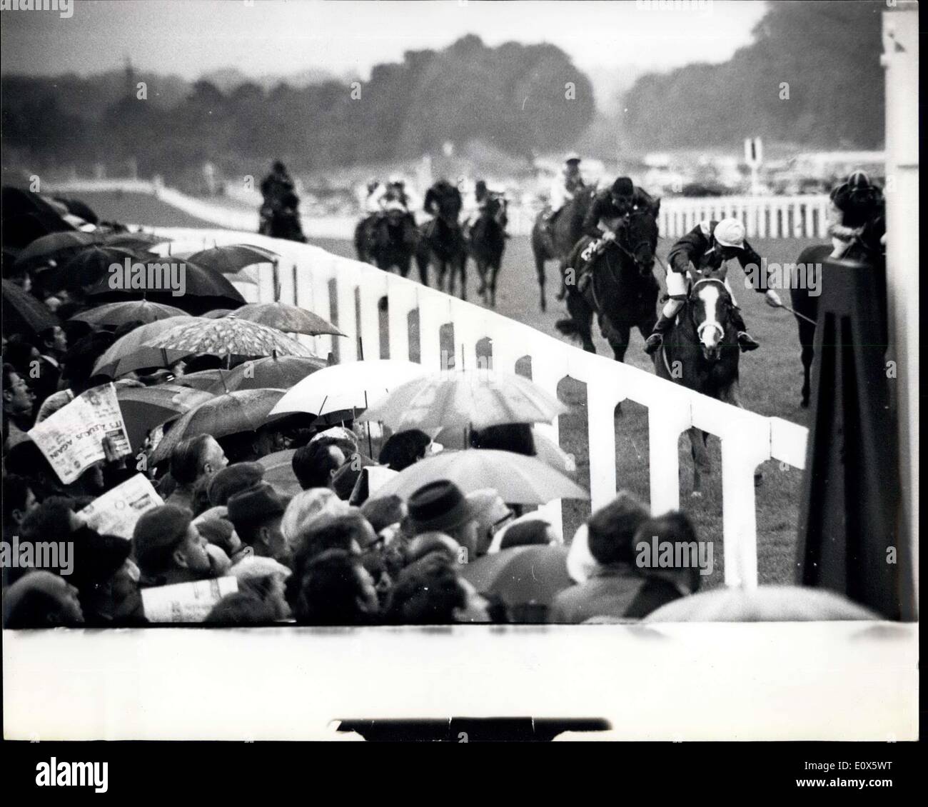 16. Juni 1965 - zweiter Tag des Royal Ascot - Finish des Royal Hunt Cup - Keystone Foto zeigt - Racegoers unter Sonnenschirmen während sie zusehen das Finish des Royal Hunt Cup, der von CASABIANCA (L. Piggot) gewonnen wurde, mit der Weeper Boy (W Williemson) am 2. und Zaleucos (D. Smith), 3. Platz. Stockfoto