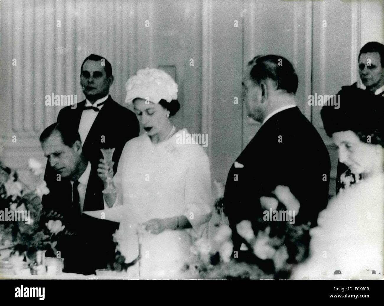 5. Mai 1965 - Queen in München: Queen Elizabeth und Prinz Philip kam nach München am 21. Mai 1965 während ihres Staatsbesuchs in der Bundesrepublik Deutschland. Foto zeigt die königlichen Gäste im Herkulessaal der Münchner Residenz während des Mittagessens (v.l.n.r.: Prinz Philip, Queen Elizabeth, Ministerpräsident von Bayern Alfona Goppel und Frau Goppel) Stockfoto