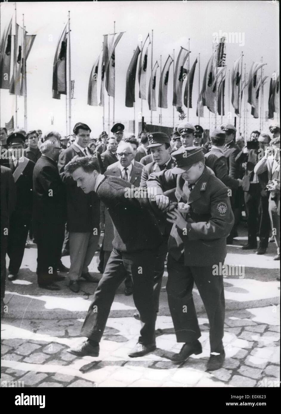 5. Mai 1965 - Mai-Demonstration in Westberlin. : 400 000 Berliner kommen, um die große Mai-Demonstration auf dem Platz der Republik. Foto zeigt Polizist nimmt störende kommunistischen entfernt. Stockfoto