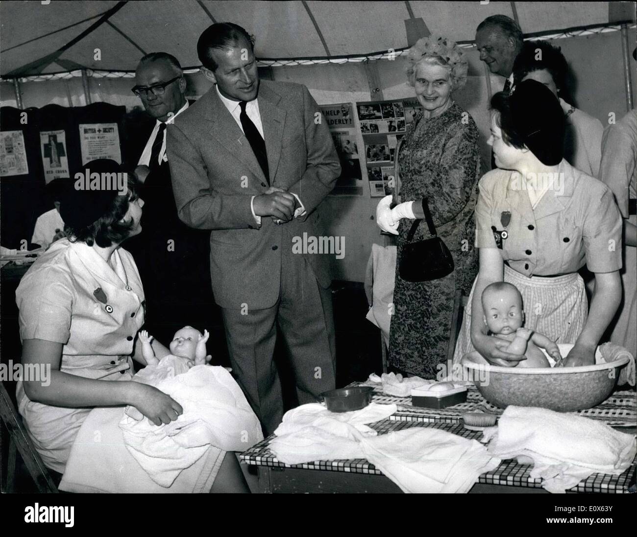 5 Mai 1965 Sieht Der Herzog Von Edinburgh Jugend Am Werk Foto Zeigt Prinz Philip Duke Of Edinburgh Uhren Gillian Bettinson Im Alter Von 16 Links Und Dena Andrews Im Alter