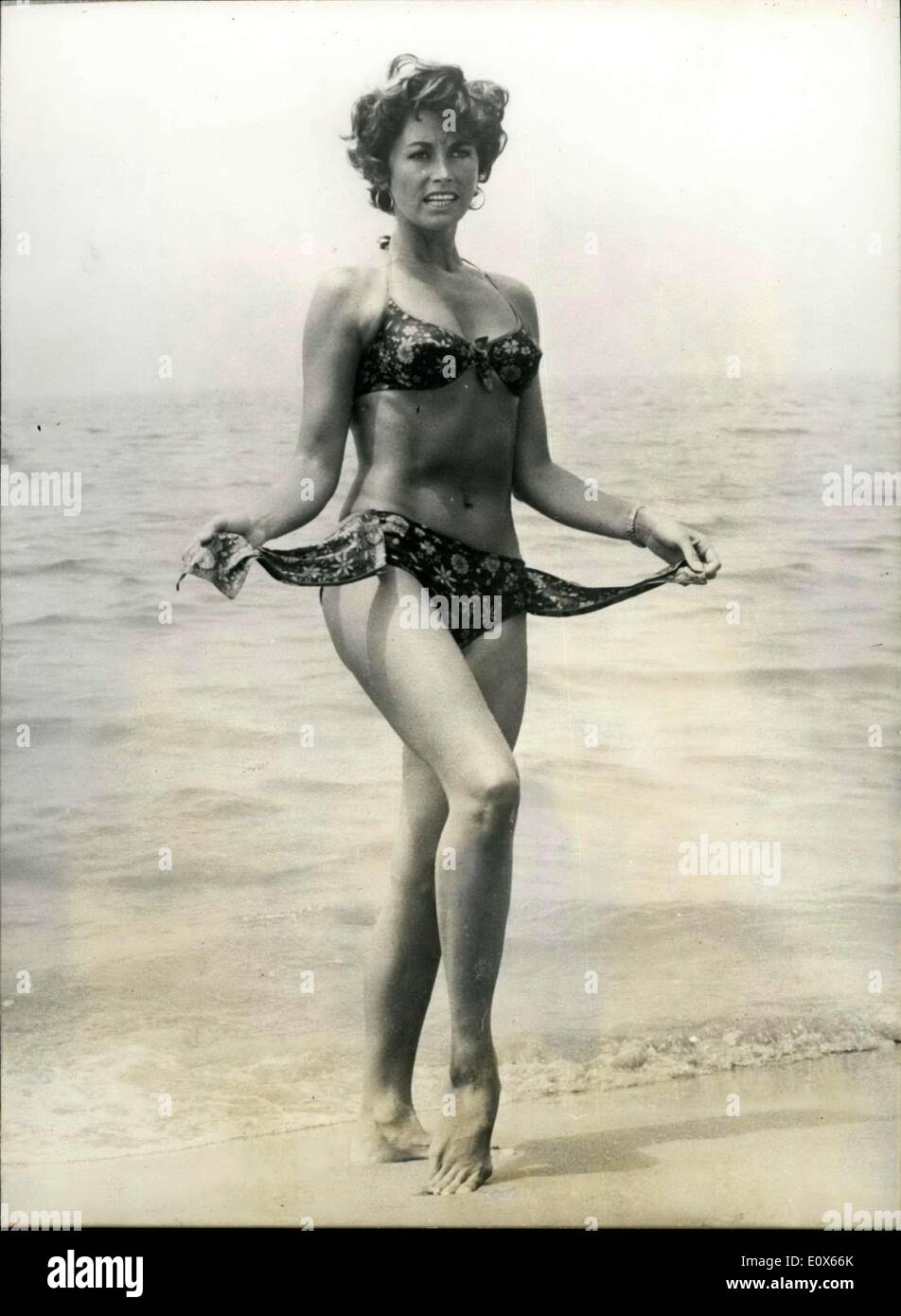 18. Juni 1965 - Bikini - gekleidet Mirelle nimmt einen Kühler im Meer von Ostia: französische Schauspielerin Mirelle Granelli, der zur Zeit im Urlaub in Italien verbringt am Morgen am Strand von Ostia, der nächste Badeort in der Nähe von Rom. mit ihr ist ihre 3-jährige Tochter Alessia. Mirelle, die vor ihrer Ehe mit dem italienischen Schauspieler Ettore Manni, gehörte zu den jüngsten und vielversprechendsten französischen Schauspielerinnen, hat seit der Geburt ihrer Tochter aus der Filmwelt zurückgezogen. Aber jetzt sie macht ein Come-Back und erscheint bald in einem Film mit ihrem Ehemann Stockfoto