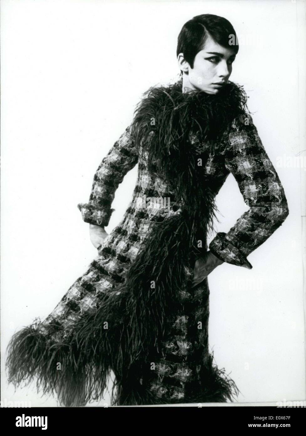 22. Juni 1965 - wird The Roaring Twenties Stil ist immer mehr im Stil und der letzte Schrei in diesem Winter. Nehmen Sie diesen Tartan Mantel von Daniel Hechter, mit violetten und lila Tönen, bestickt mit südafrikanischen Straußenfedern der gleichen Farbe. Dieses Design ist Teil der neu 1965-to-Wear Herbst und Winter-Kollektion. Stockfoto