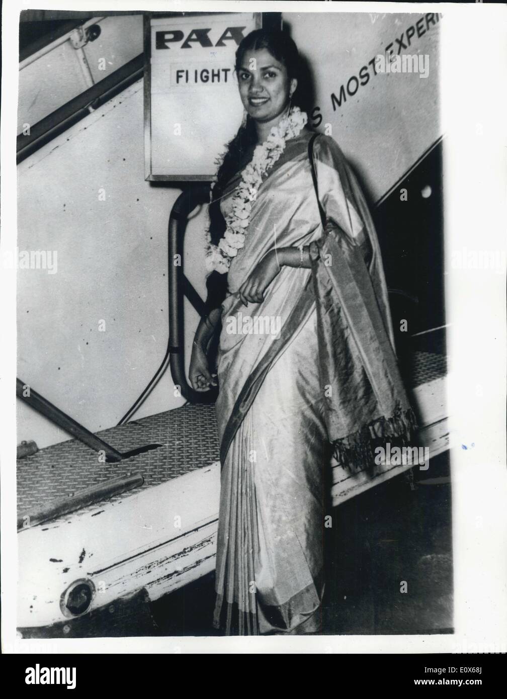 29. Juni 1965 - römisch-katholische Priester um eine schlichte Mister und Marry '' Miss Ceylon 1963'' zu werden. Pfr. p. ("Call me Mister) Noel Crusz des Ordens Omi, eines Ceylon bekannteste römisch-katholische Priester, hat beschlossen, seinen priesterlichen Gewändern festzulegen. Er plant auch, eine ehemalige "Miss Ceylon'' heiraten ein 28-Jahr-alte Schule Lehrer Ling in die Hauptstadt der Insel antiken Hügel von Kandy im zentralen Ceylon sie ist verpassen Manel de Silva Stockfoto