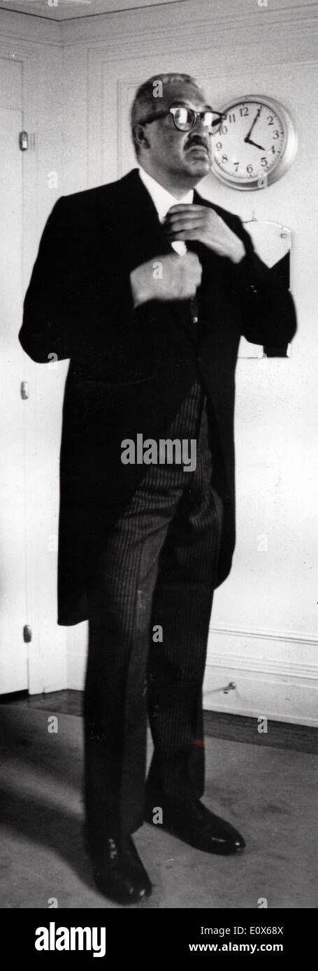 1. Juli 1965 - Washington, District Of Columbia, USA - Datei Foto: ca. 1965. Ein halbes Jahrhundert nach die historischen Entscheidung Brown v. Board Of Education, die aufgehoben Bildung, getrennt markiert der USA 50 Jahre der rassischen schulischen Integration. Solicitor General ernannt nach drei Jahren als Bundesrichter 1965, zieht THURGOOD MARSHALL, die traditionellen Tracht der zweitwichtigste Gesetz Offizier der US Stockfoto