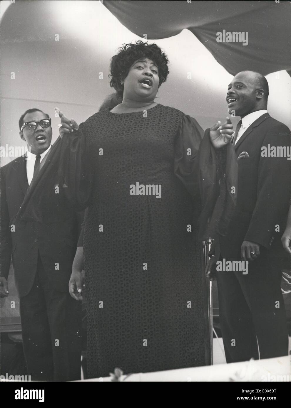 7. Juli 1965 - 6. Jazz Festival In Antibes: Anlässlich der 6. jazz-Festival, ein tolles Konzert, gefolgt von einer Masse fand gestern Abend statt in Antibes. Zum ersten Mal in Europa führte das Konzert Priester Guy de Fatto und die Masse zum ersten Mal in Frankreich als Song von berühmte schwarze Sängerin Marion Williams und ihr '' Evangelien Gruppe '' Regie. Das Foto zeigt. Die berühmte jazz-Sängerin, die Marion Williams während der großen jazz-Konzert im Bild. Stockfoto
