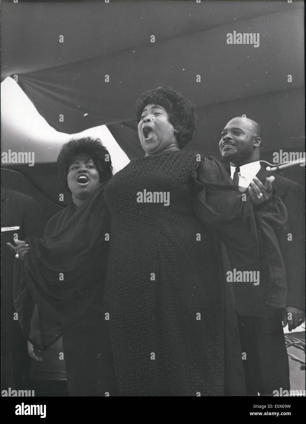 7. Juli 1965 - 6. Jazz Festival In Antibes: Anlässlich der 6. jazz-Festival, ein tolles Konzert, gefolgt von einer Masse fand gestern Abend statt in Antibes. Zum ersten Mal in Europa führte das Konzert Priester Guy de Fatto und die Masse zum ersten Mal in Frankreich als Song von berühmte schwarze Sängerin Marion Williams und ihr '' Evangelien Gruppe '' Regie. Das Foto zeigt. Die berühmte jazz-Sängerin, die Marion Williams während der großen jazz-Konzert im Bild. Stockfoto