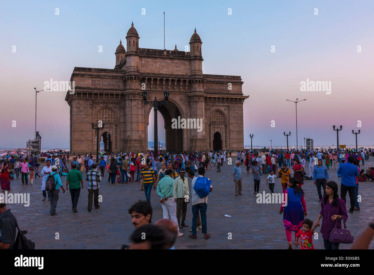 Gates of India in der Abenddämmerung mit Besuchern, Mumbai Indien beschäftigt. Stockfoto
