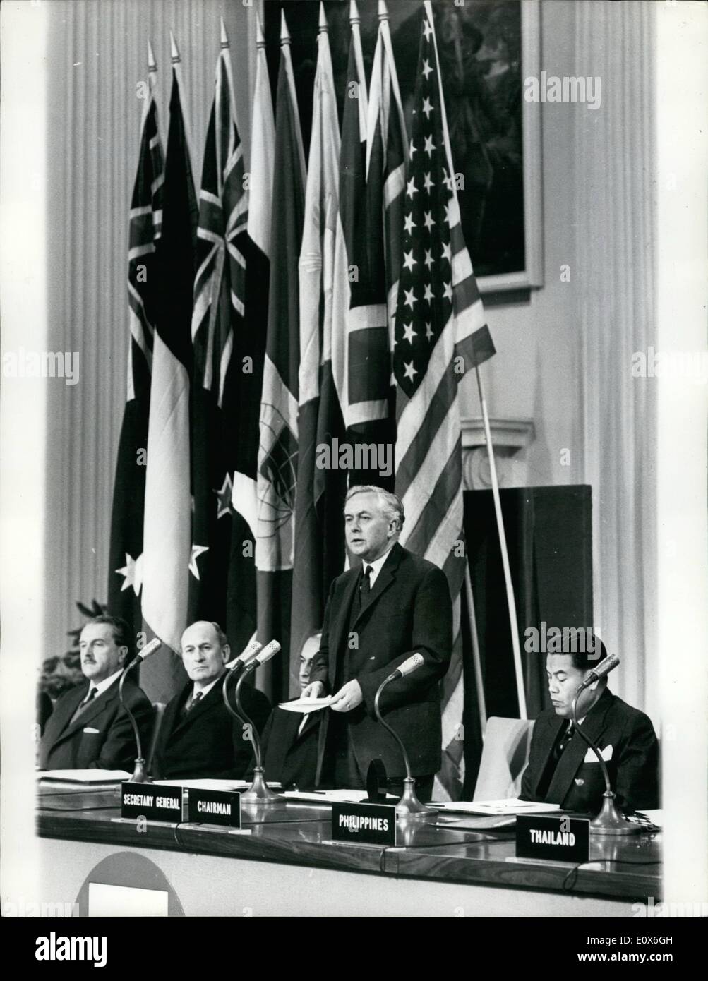5. Mai 1965 - Eröffnung des Ministerrates der Seato: das zehnte Treffen der Süd-Ost-Asien Vertrag Organisation des Ministerrates, eröffnete heute Morgen im Bankettsaal, Whitehall. Das Foto zeigt Mr.Harold Wilson, der Premierminister, die Bewältigung der heutigen Sitzung. (L, R): Mr.Achille Clarac, von Frankreich, der als Beobachter; beiwohnt Mr D.J. Eyre, Minister der Verteidigung, Neuseeland; Mr.Zulfikar Ali Bhutto, Pakistans Außenminister, Mr. Wilson und Mr.Konthi Suphamongkhon, S.A.E Secretary-General. Stockfoto