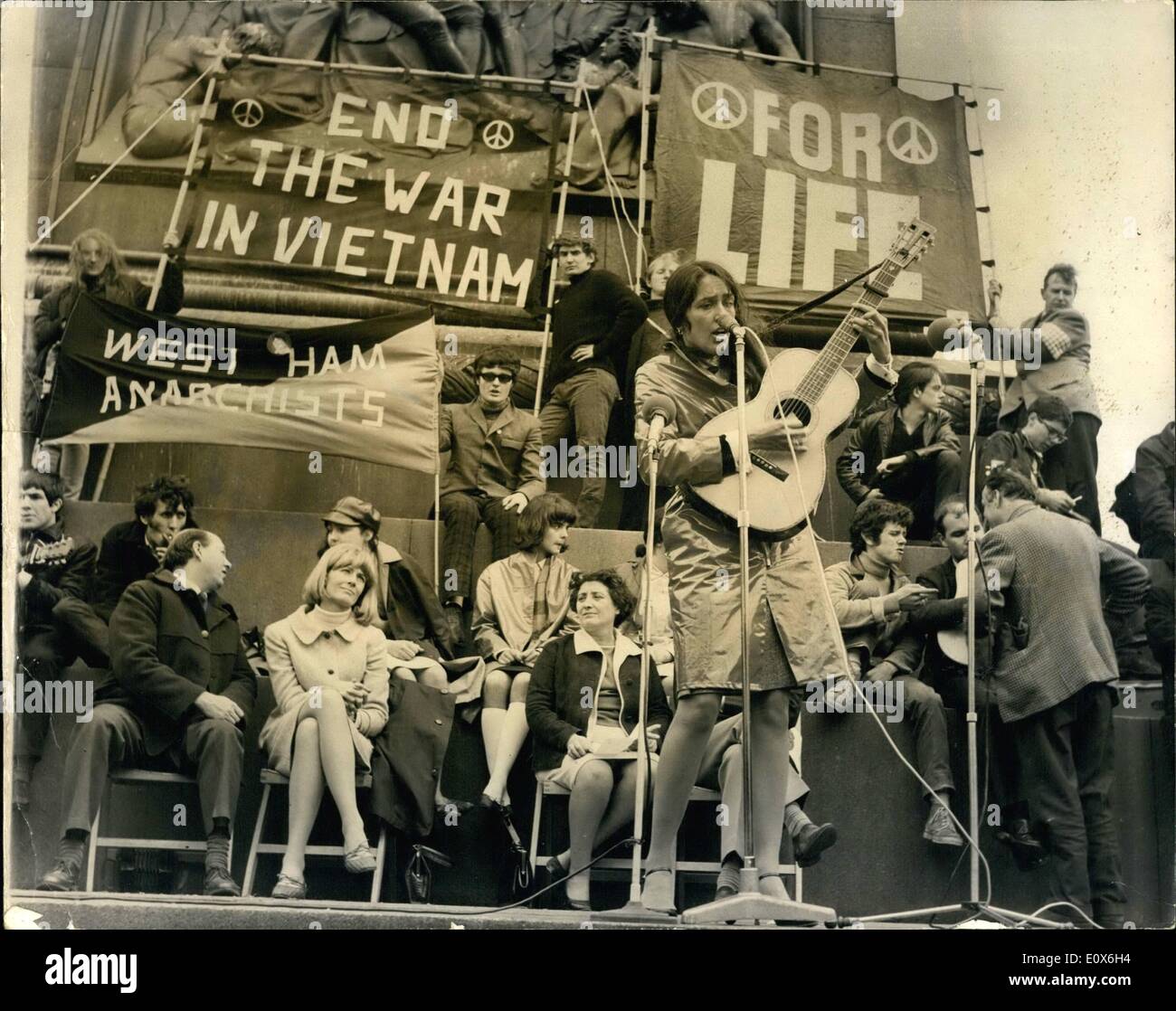 5. Mai 1965 - Frieden In Vietnam treffen In Trafalgar Square: Führen Sie die amerikanische Folk-Sängerin und Freiheit Marcher Joan Bafz, einen Marsch nach stoppt den Krieg in Vietnam, die der Marsch durch die Kampagne für nukleare tätlich und Ausschuss der 100 gemeinsam organisiert wird. Sie marschierten von Marble Arch, Trafalgar Sq. die Rallye zu halten, danach gehen sie zu Downing St der Premierminister Mr. Wilson Botschaft überbringen. Foto zeigt Joan Baez die amerikanische Folk-Sängerin spielen heute Nachmittag auf der Großkundgebung in Trafalgar Sq. Stockfoto