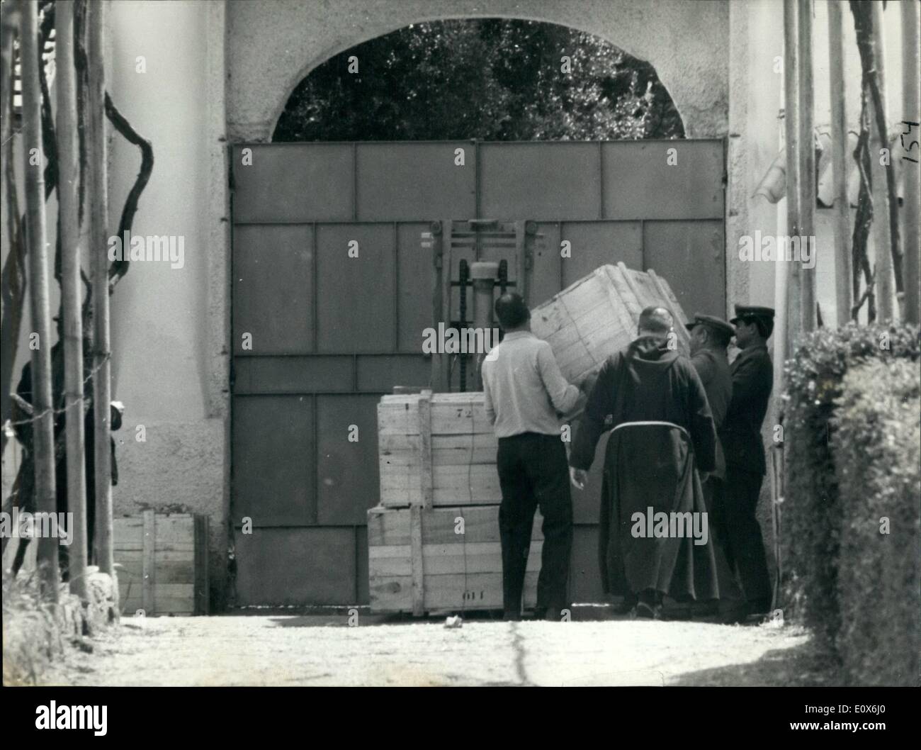 5. Mai 1965 - ein ungewöhnlicher Fall entdeckt diese Nacht in ein Kloster der Kapuziner in Rom Albano (20 km); Der Tod von einem Mann auf der Straße trug die italienische Polizei einen großen Verkehr des Schmuggels von ausländischen Zigaretten zu entdecken. Die Hinterlegung dieser 36 Schachteln Zigaretten wurde in ein Kloster der Kapuziner ein Albano, ein kleines Land 20 km von Rom entfernt. Es scheint, dass ein LKW in der Nacht zum Kloster, die Zigaretten zu entladen eingetroffen und einer der Fahrer, während dieses Vorgangs getötet wurde Stockfoto