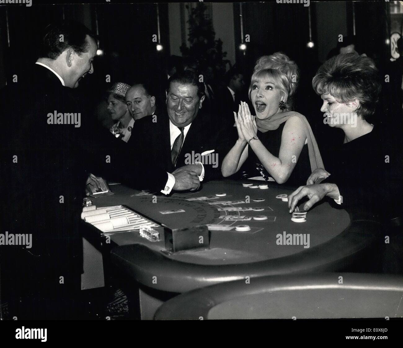 08. August 1965 - New Gaming Club bringt EINEN Hauch von Las Vegas Piccadilly: Ein Hauch von Las Vegas an Piccadilly der Golden Nugget Casino Club, der heute in Tiffany's Shaftesburt Avenue eröffnet wurde, ist Großbritanniens erster Spielclub, in dem jeder mit ein oder zwei Pfund die Glücksspiele der Millionäre spielen kann. Für 10/- Mitgliedsbeitrag (pro Jahr) können Sie ein wenig wie 2/6d einmal bei Roulette, CHmin de Fer, Blackjack, Würfel 5 Karten Stud Poker, Poker, Kalooki oder Pontoon setzen. Der Club ist sieben Tage die Woche von 12 bis in die Morgenstunden geöffnet und verfügt über ein Restaurant und eine Bar mit Lizenz Stockfoto
