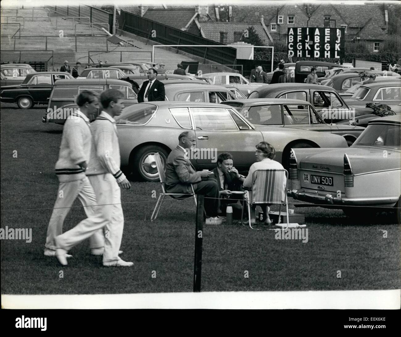 8. August 1965 - Autos auf den Fußball Pich.: dieses ungewöhnlichen Anblick-Autos auf dem Fußballfeld ist in Northampton, wo Kricket-Verein Northampton spielen ihr letzte Spiel der Saison - gegen Gloucestershire. Morgen treffen die Fußball-Nationalmannschaft, Northampton Town, Arsonal. Der Boden ist gemeinsame Bt Cricket und Fußball-Clubs. Heute, Parkplatz und Cricket Website - Morgen First Division Fußballplatz. Stockfoto