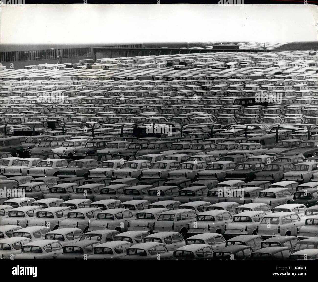 8. August 1965 - Fords enge Fabrik für 11 Tage: Fords schließen ihr Werk in Halewood bei Liverpool, heute morgen senden 8.000 Männer nach Hause für 11 Tage. Die Furten Schließung wurde gestern als Ersatz für Kurzarbeit, die im September mit dem Betriebsrat im 40 Millionen Halewood Werk vereinbart. Die Produktion musste aufhören, weil ein Streik von 300 Auslieferungsfahrer - von Silcook und Colling - eingesetzt in der Fabrik mit 8.000 Neuwagen Wert etwa 5 Millionen - erstickt alle Parkplatz verlassen hat die Hälfte davon für den Export. Produktion wird voraussichtlich am 7. September starten Stockfoto