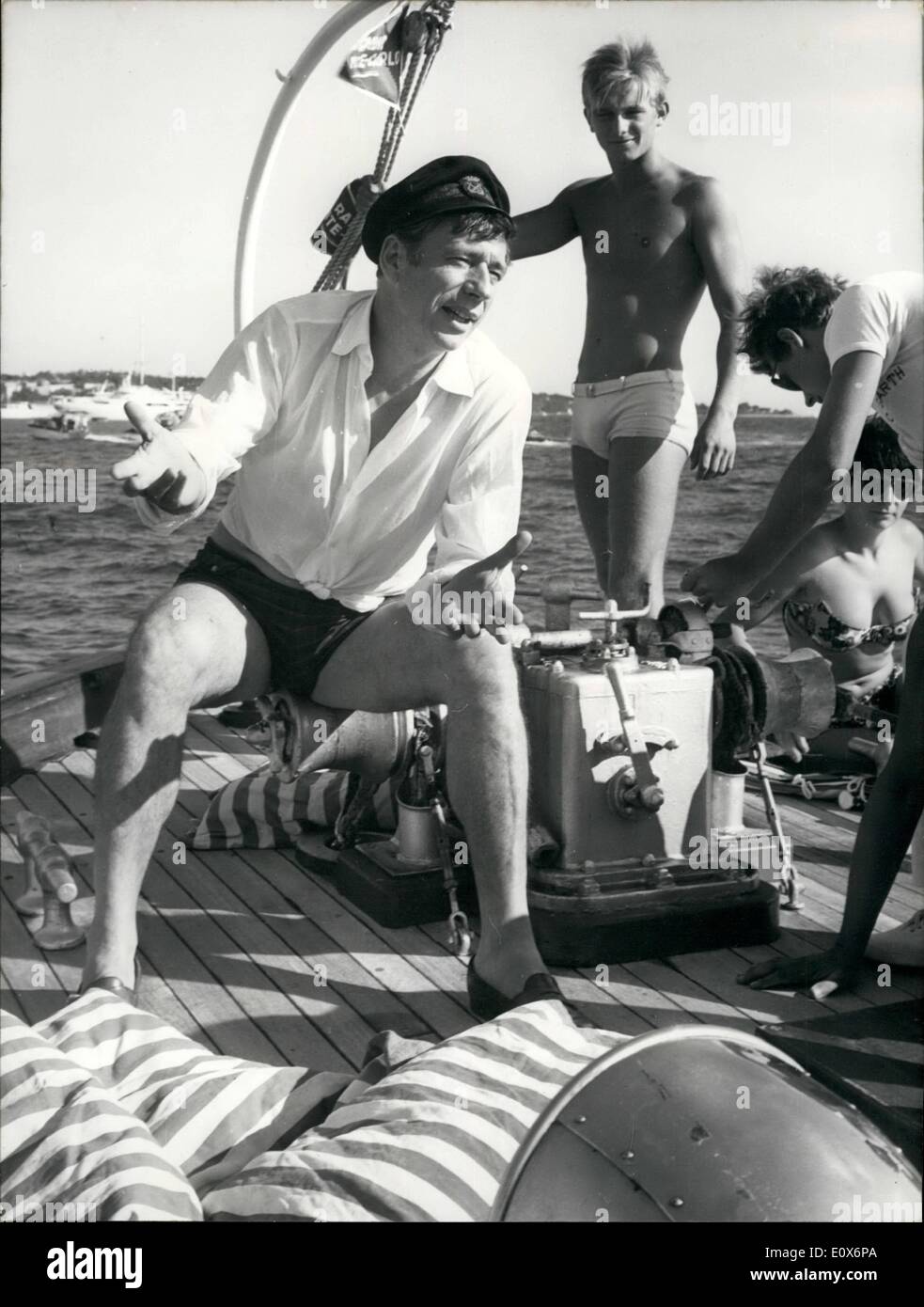 7. Juli 1965 - Yves Montand im Urlaub an der französischen Riviera. Foto zeigt Yves Montand, der berühmte Sänger und Schauspieler, abgebildet In seiner Yacht in Cannes, Côte d ' Azur. Stockfoto