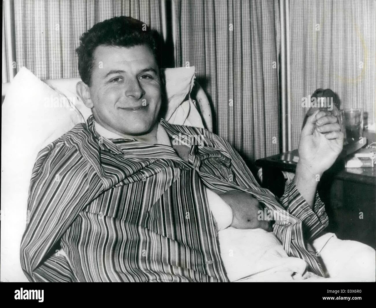 7. Juli 1965 - Polizist verletzt in Kensington Gum Drama - machen gute Progr... Ärzte operiert heute P.C. Michael Wheel Stockfoto