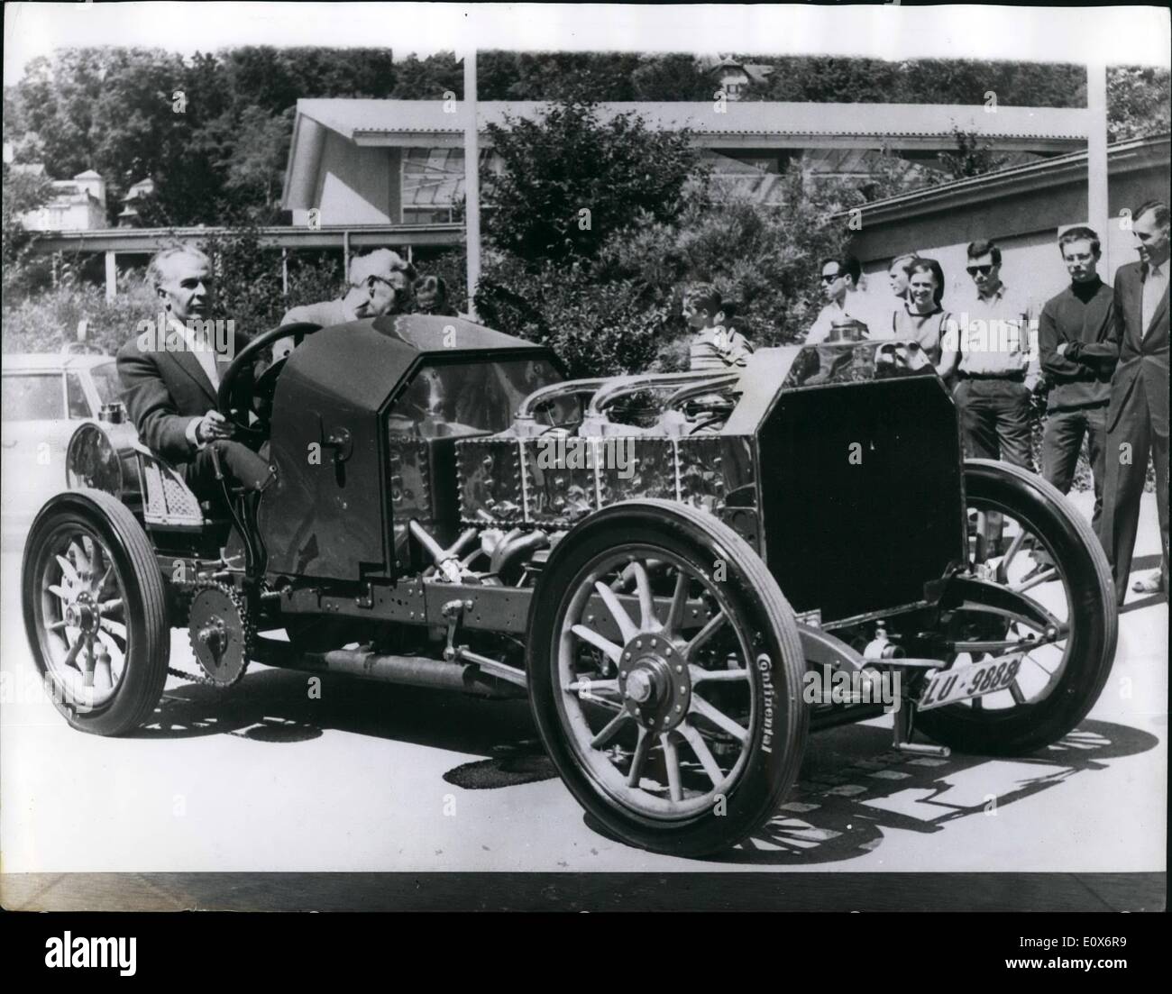 7. Juli 1965 - 60 Jahre alten Rennwagen für Museum. Verkehrshaus der Schweiz hat in Luzern, das Geschenk eines 60 - Jahre alten Rennwagens erhalten. Das Auto, ein Dufaux, umgebaut von zwei Brüdern aus Kriens bei Luzern, gewidmet mehr als 1500 Mann-Stunden um das Auto den alten Glanz wieder herzustellen. Stockfoto