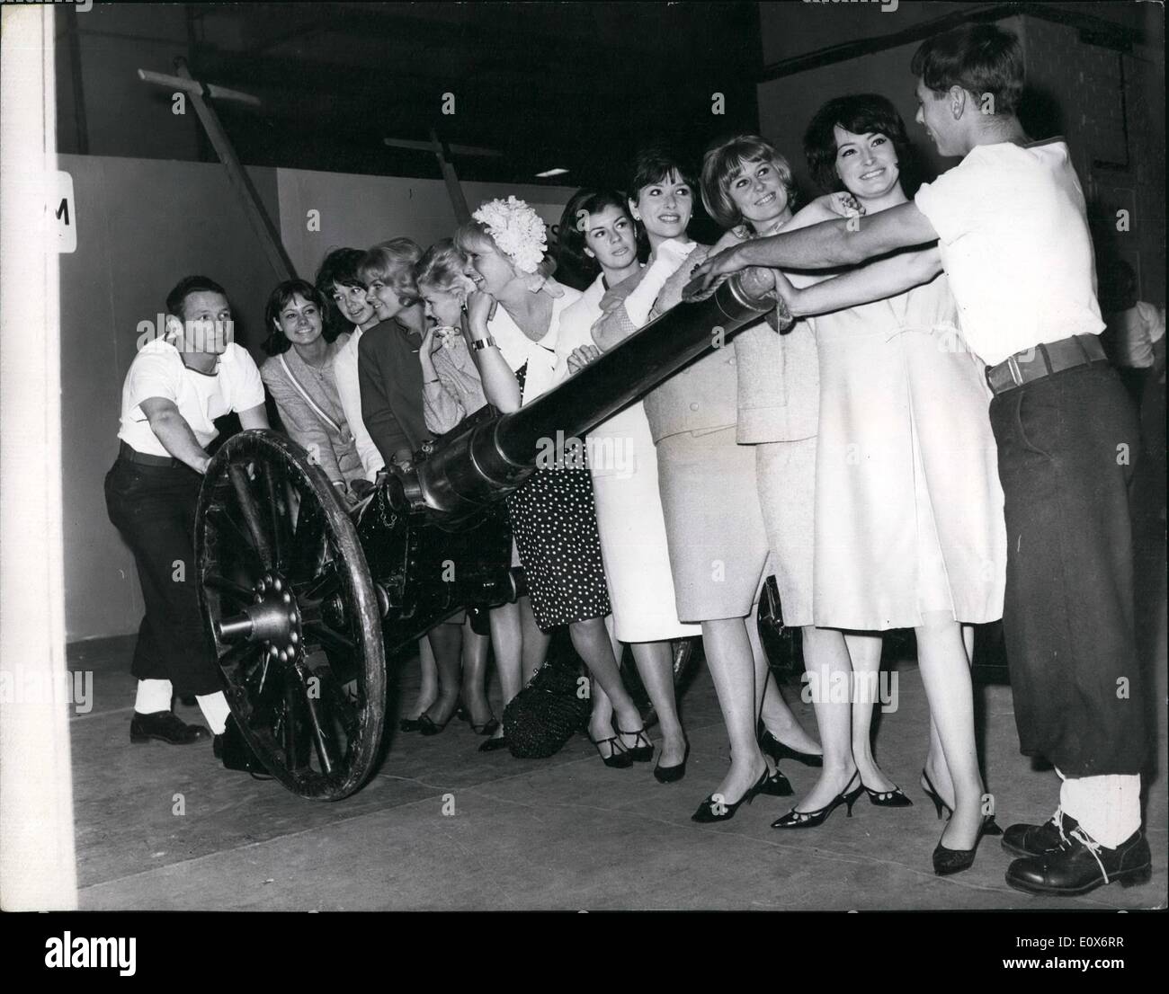 7. Juli 1965 - Fernsehen Topper am königlichen Turnier: The Television Topper aus schwarz und weiß-Minstrel-Show am Victoria Palast, heute Nachmittag besuchte das königliche Turnier am Earls Court. Sie verabschiedeten die Fleet Air Arm Gun Crew Foto zeigt das Fernsehen Topper Uhr zwei Mitglieder von der Fleet Air Arm Kanoniere, Vorbereitung ihrer Waffe auf Earls Court heute. Stockfoto