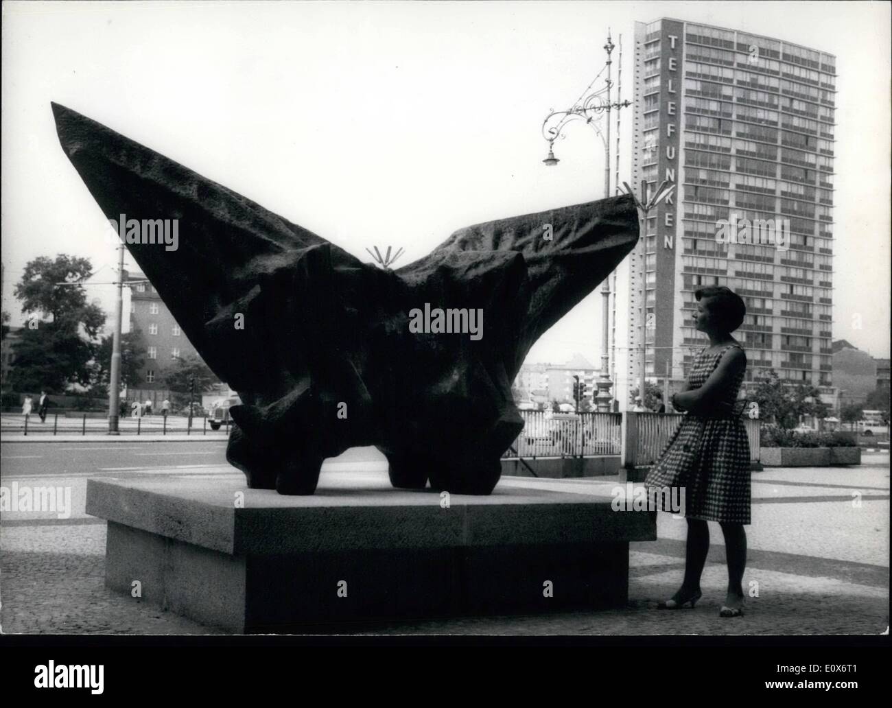 7. Juli 1965 - hat keinen Namen dieser moderne Skulptur, die in dieser Tage in West-Berlins auf dem Platz-Beuter-Erns aufbauen. Es ist ein Stockfoto