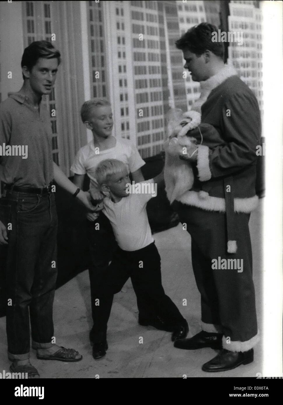 7. Juli 1965 - Kirk Douglas vier Söhne sind in Rom mit ihrem Vater, die den Film dreht sich '' warf einen riesigen Schatten im Cinecitta. In diesem film die vier Jungs: Joel (19), Micheal (17) Peter (9) und Erich (7) spielen eine Rolle. Stockfoto