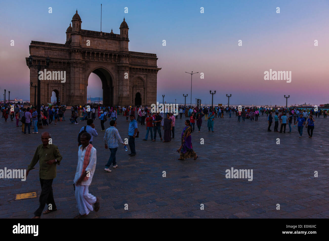 Gates of India in der Abenddämmerung mit Besuchern, Mumbai Indien beschäftigt. Stockfoto