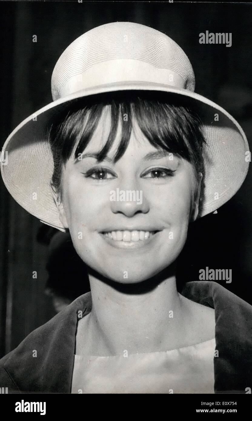 7. Juli 1965 - Königin der BOSSA NOVA auf fliegende Besuch EARIS OPS: ihr JUNGENHAFTES Gesicht abgebildet alle Lächeln und Falten brasilianische Sänger ASTRUD, Königin von "BOSSA NOVA" beim Einkaufen IN PARIS. Stockfoto