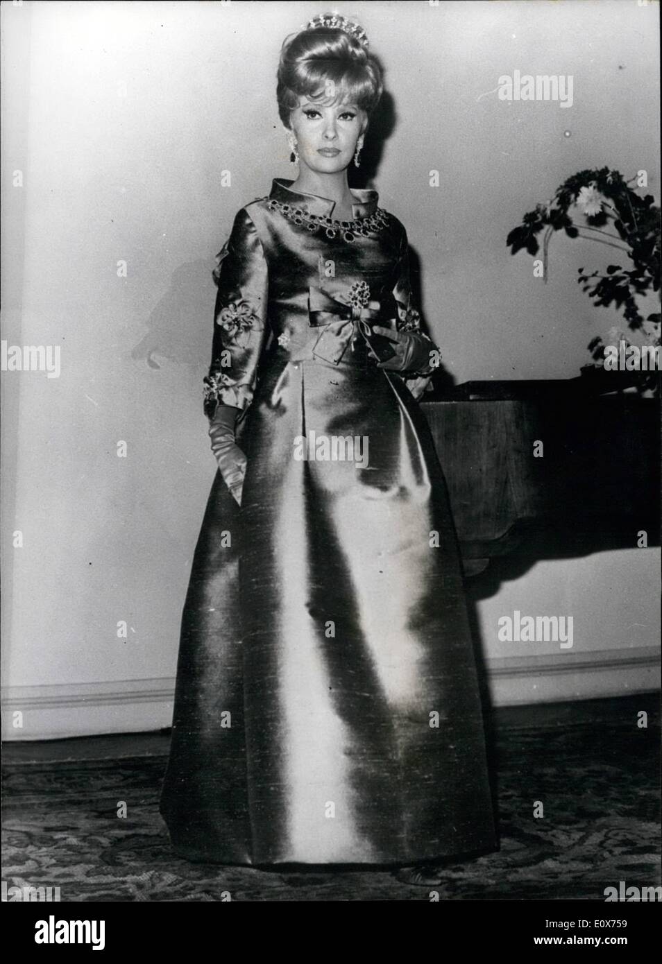 7. Juli 1965 - Gina in ihrem 00,000 Kleid: Foto zeigt berühmte italienische Filmstar Gina Lollobrigida, abgebildet, die fabelhafte Kleid, mit Diamant und Smaragd Stickerei Wert 00.000, dass sie zu kaufen ist. Das Kleid ist aus der Kollektion von Michel tellin. Stockfoto